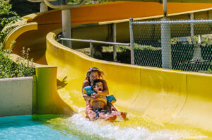 Glissade d'eau avec une famille ou des amis